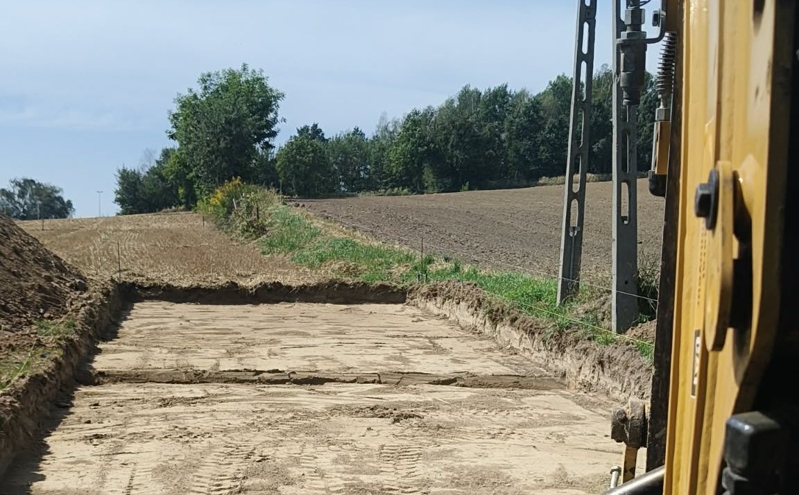 Korytowanie terenu pod podjazd koparką