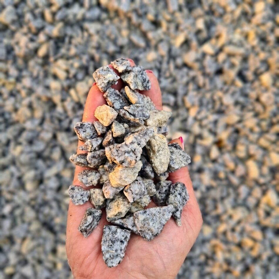 Kruszywo granitowe w dłoni